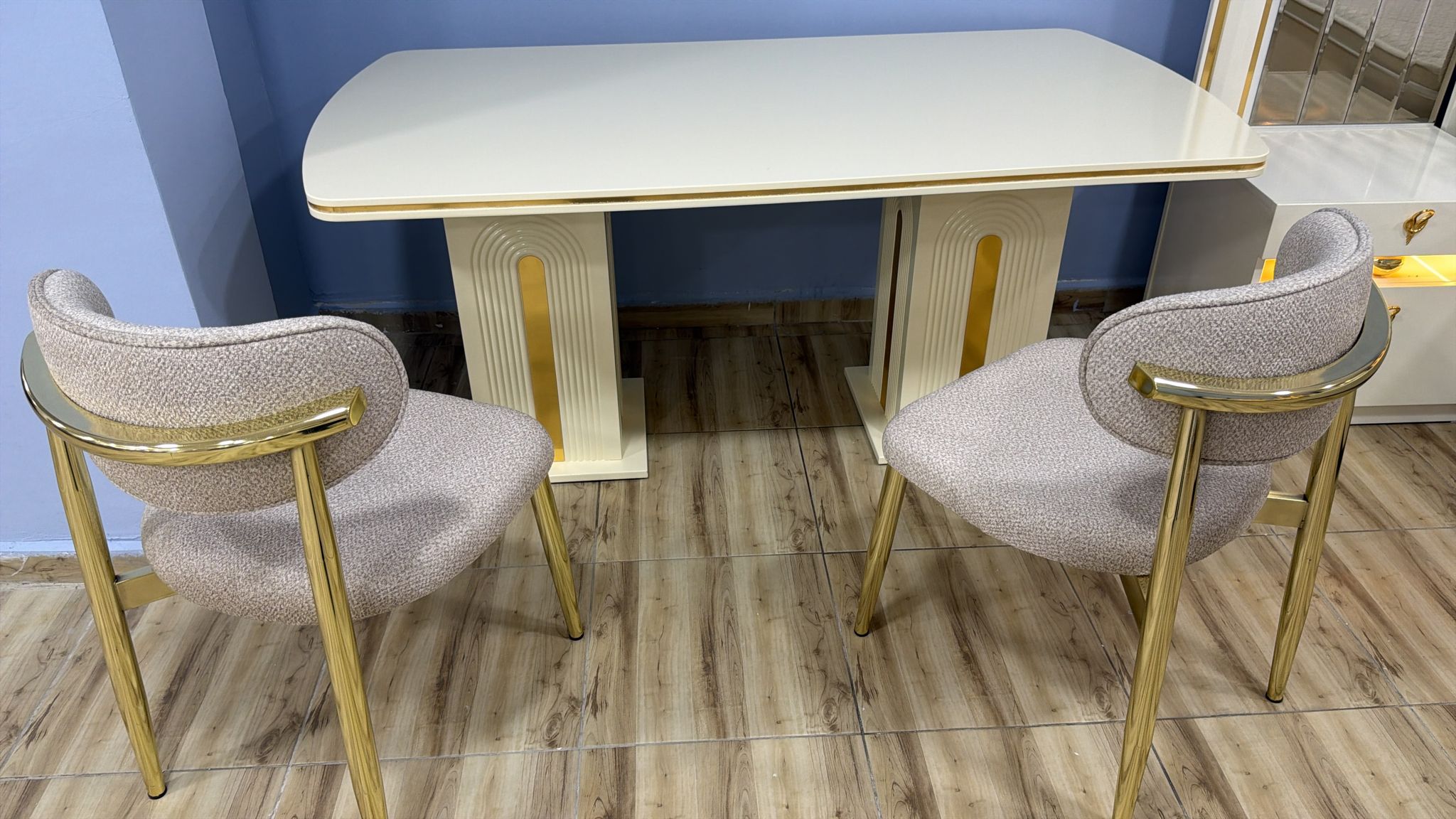 VENÜS SALON MASASI VE POLO GOLD SANDALYE